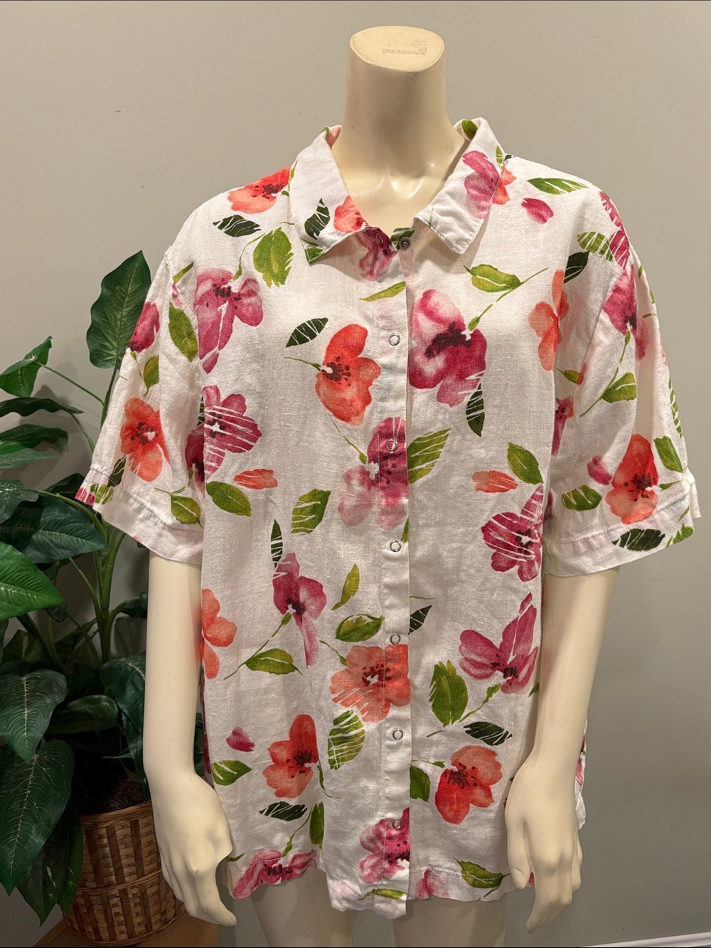 Hot Cotton Linen Ivory Snap Front Short Sleeve Top with Coral & Pink Flowers